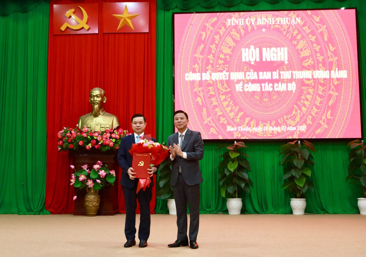 Ông Đỗ Trọng Hưng, Phó Trưởng ban Tổ chức Trung ương trao quyết định của Ban Bí thư Trung ương Đảng điều động, luân chuyển, chỉ định ông Đỗ Hữu Huy làm Phó Bí thư Tỉnh ủy Bình Thuận. Ảnh: Duy Tuấn