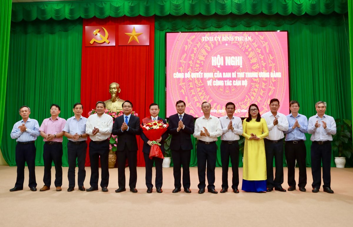 Ban Thường vụ Tỉnh ủy Bình Thuận tặng hoa chúc mừng tân Phó Bí thư Tỉnh ủy Đỗ Hữu Huy. Ảnh: Duy Tuấn
