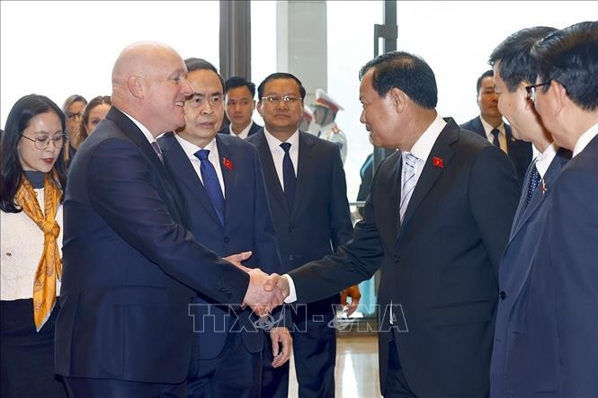 Chủ tịch Quốc hội Trần Thanh Mẫn giới thiệu thành viên đoàn Việt Nam đón Thủ tướng New Zealand Christopher Luxon.