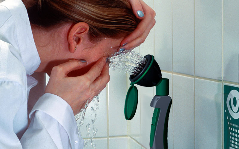 Bé trai 3 tuổi bị keo 502 bắn vào mắt, hành động của người mẹ trong “30 giây vàng” đã cứu con khỏi cảnh mù loà!- Ảnh 3. Bé trai 3 tuổi bị keo 502 bắn vào mắt, hành động của người mẹ trong “30 giây vàng” đã cứu con khỏi cảnh mù loà!- Ảnh 3.