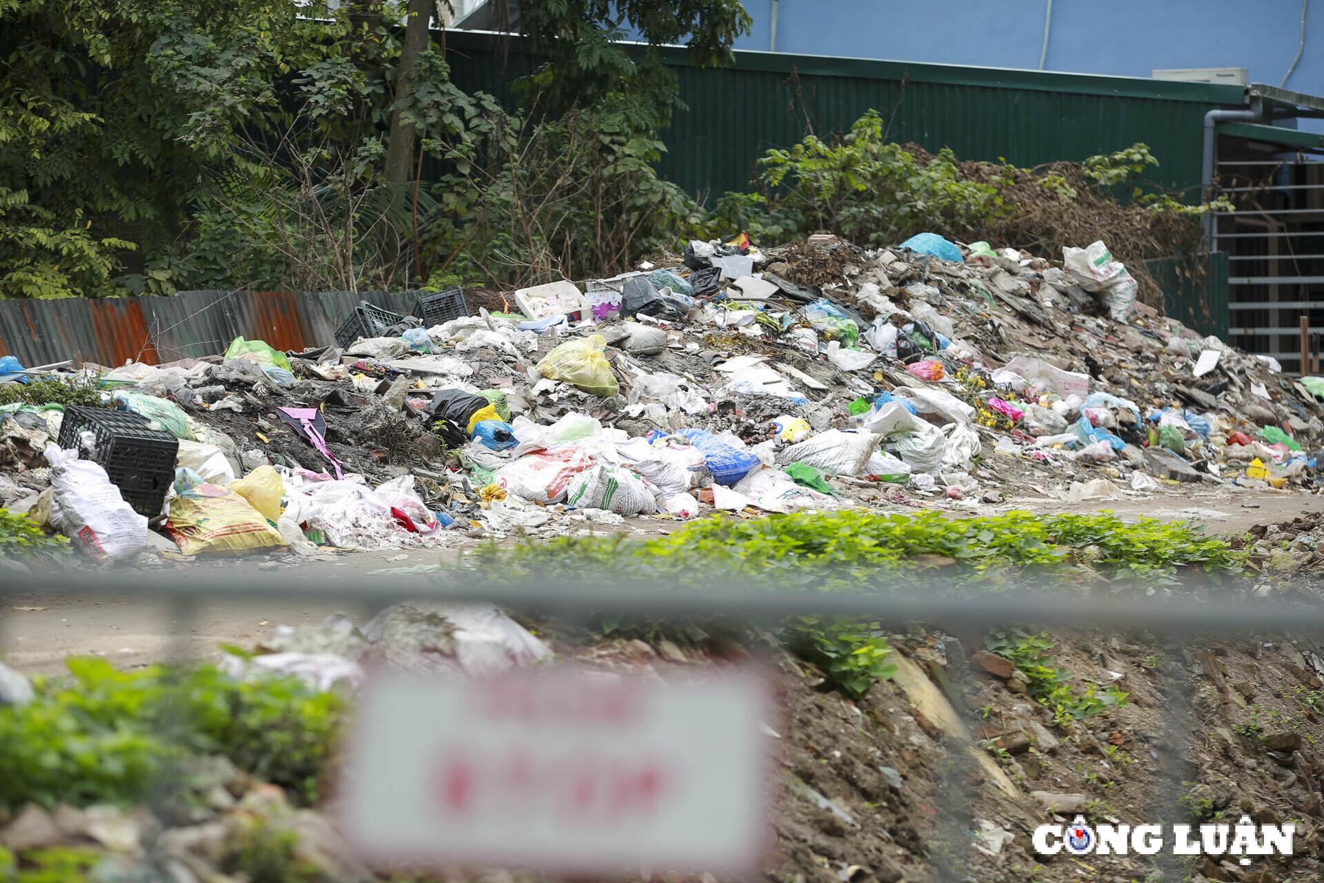 ha noi can canh mat nuoc den kit rac thai troi noi tren muong ke khe hinh 13