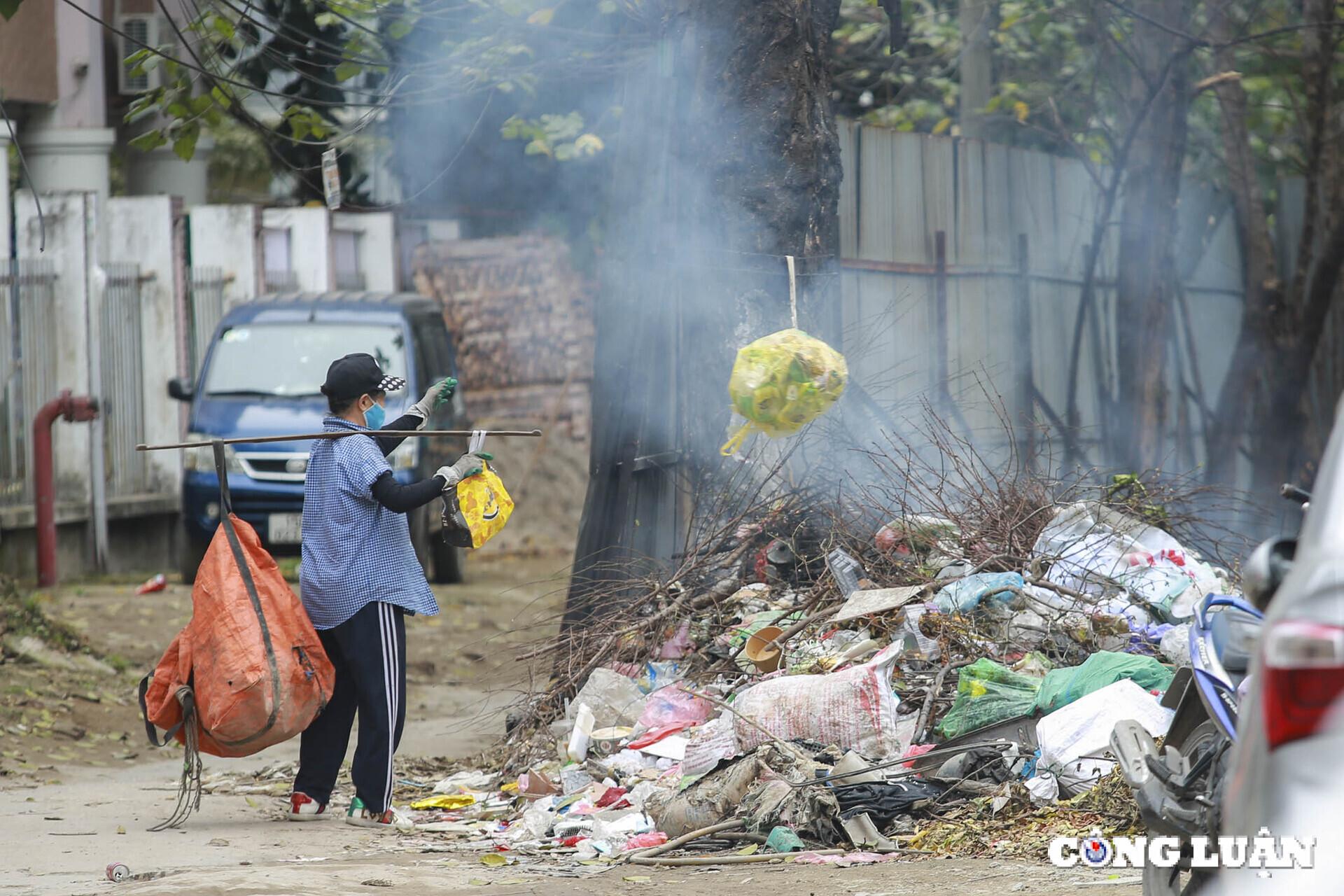 ha noi can canh mat nuoc den kit rac thai troi noi tren muong ke khe hinh 10