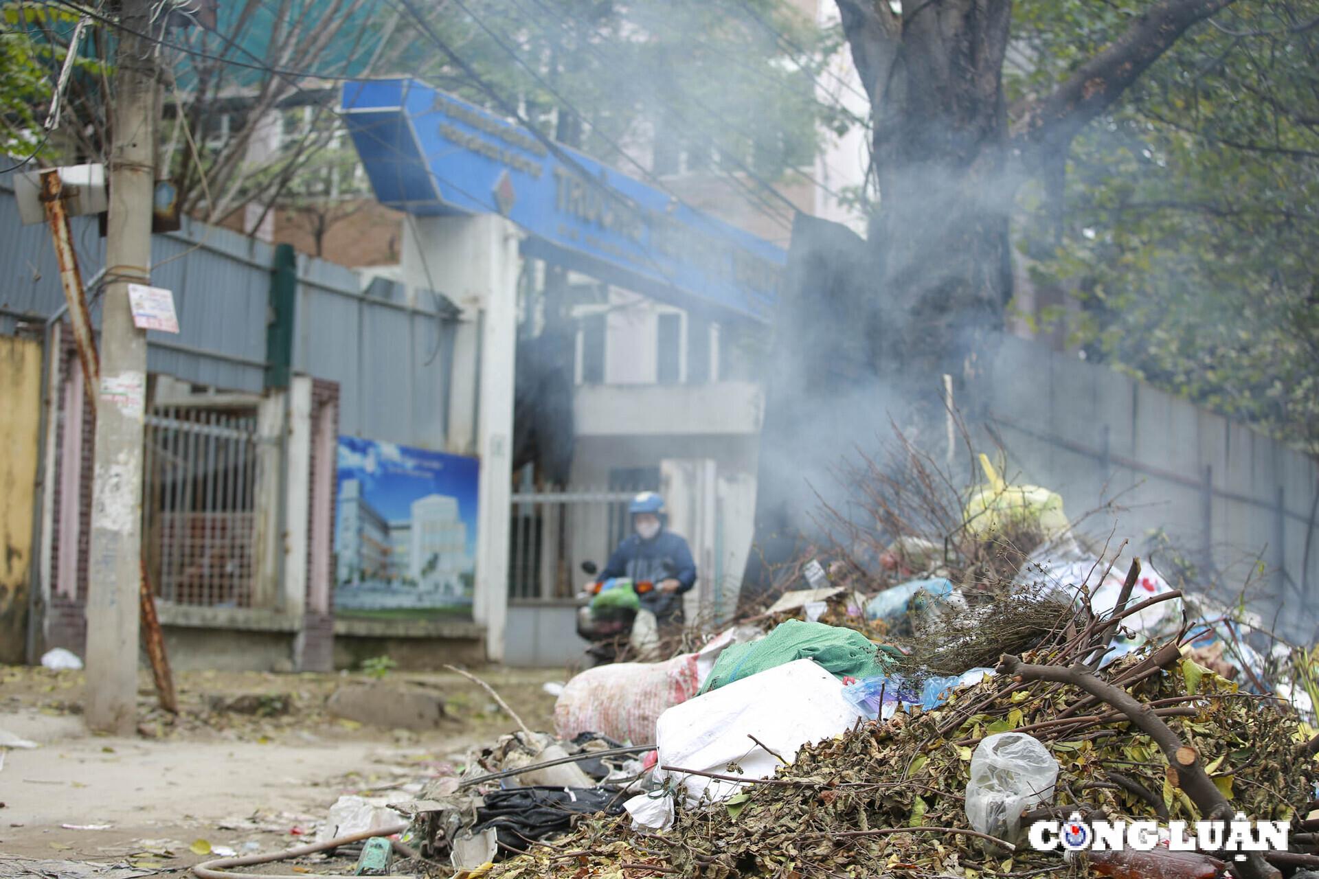 ha noi can canh mat nuoc den kit rac thai troi noi tren muong ke khe hinh 9