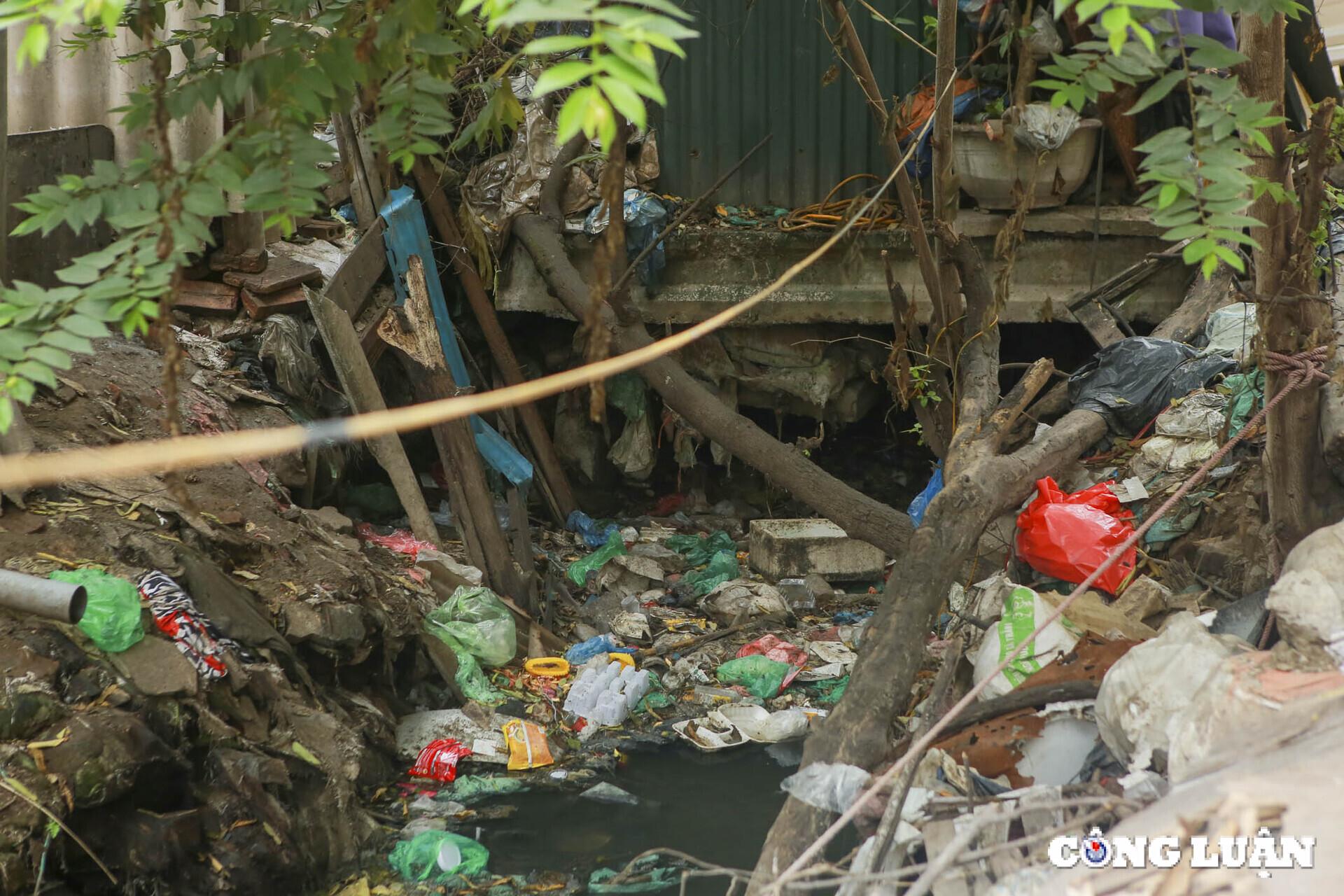 ha noi can canh mat nuoc den kit rac thai troi noi tren muong ke khe hinh 18