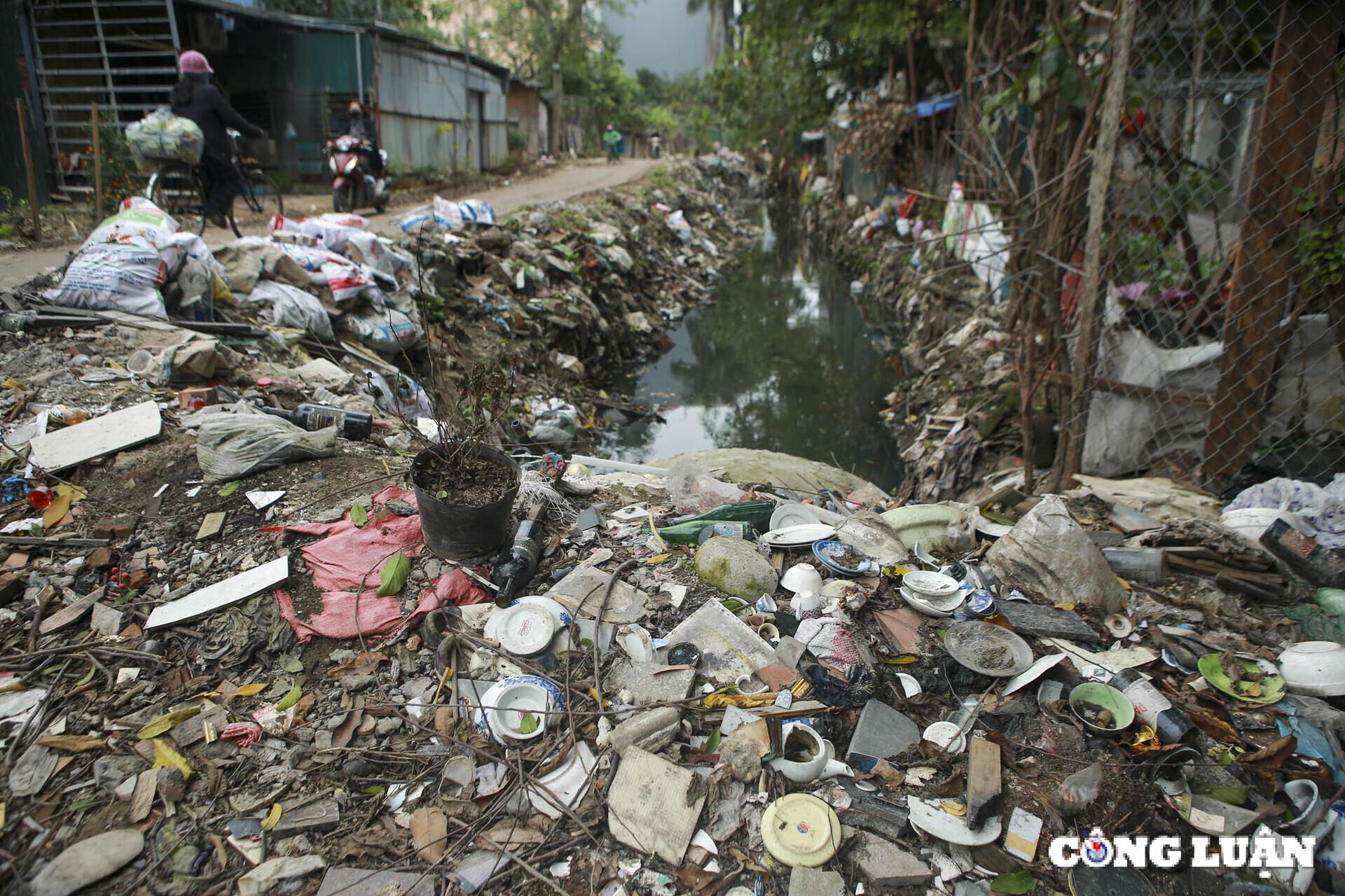 ha noi can canh mat nuoc den kit rac thai troi noi tren muong ke khe hinh 15