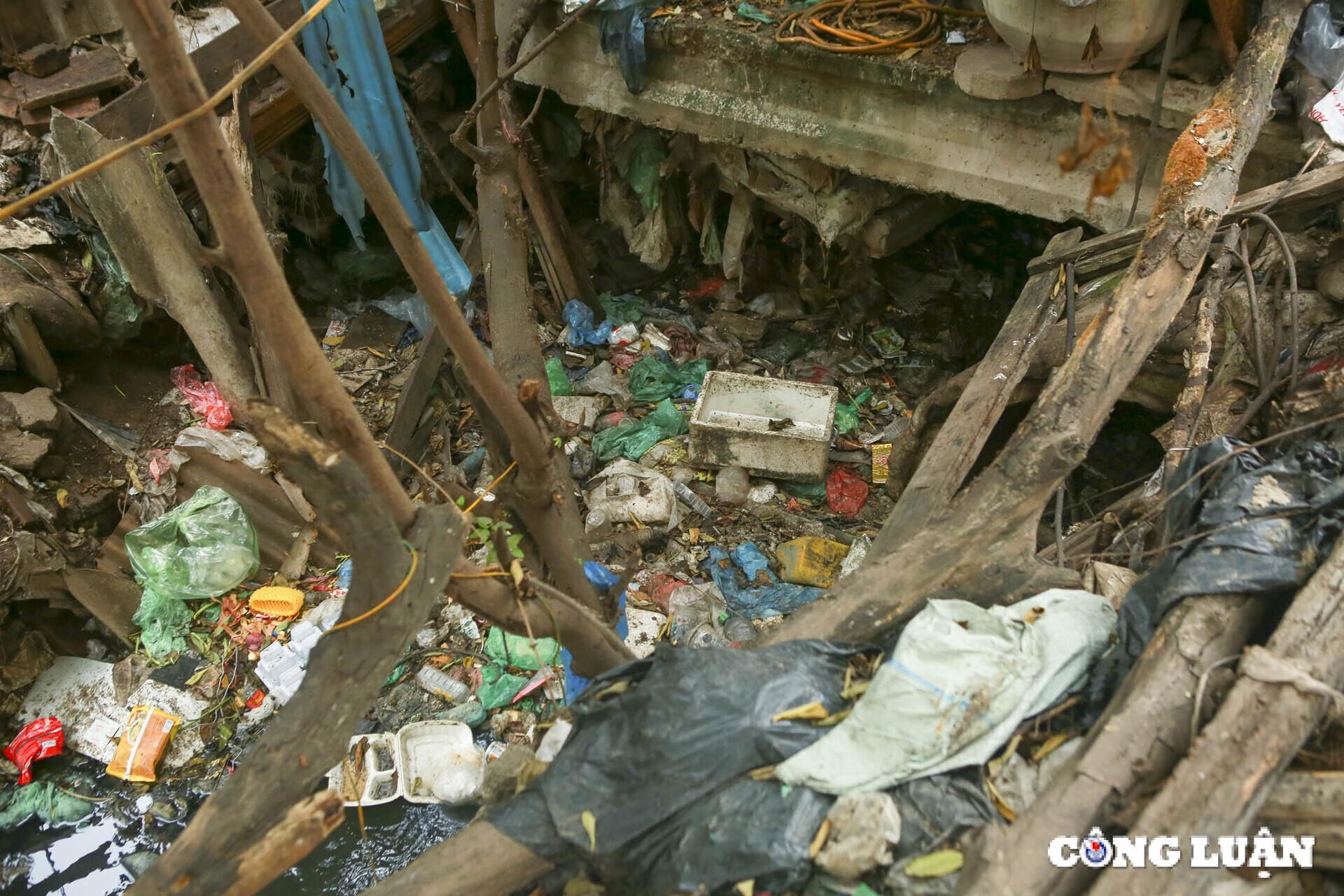 ha noi can canh mat nuoc den kit rac thai troi noi tren muong ke khe hinh 19