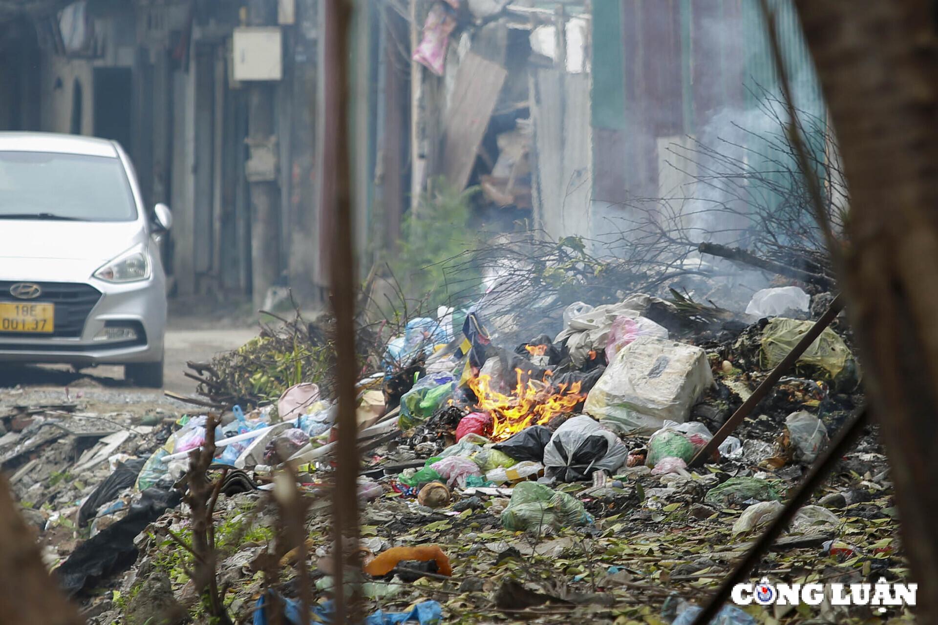 ha noi can canh mat nuoc den kit rac thai troi noi tren muong ke khe hinh 7