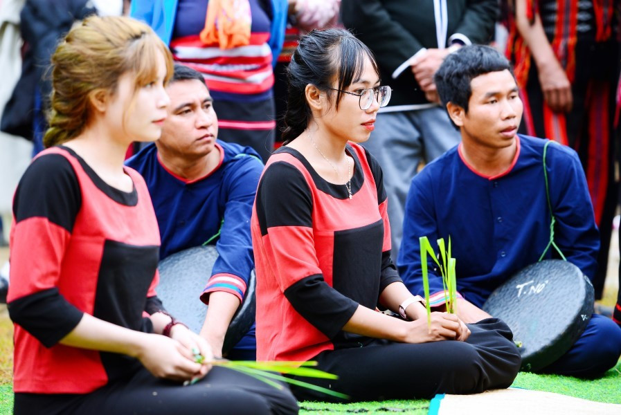 Lễ hội là dịp để cộng đồng sum họp, giao lưu, thắt chặt tình đoàn kết và cùng nhau thưởng thức thành quả lao động. Không chỉ vậy, đây còn là cơ hội để các chàng trai, cô gái Raglai làm quen, tìm hiểu nhau. doc-dao-le-an-mung-dau-lua-moi-3.jpg