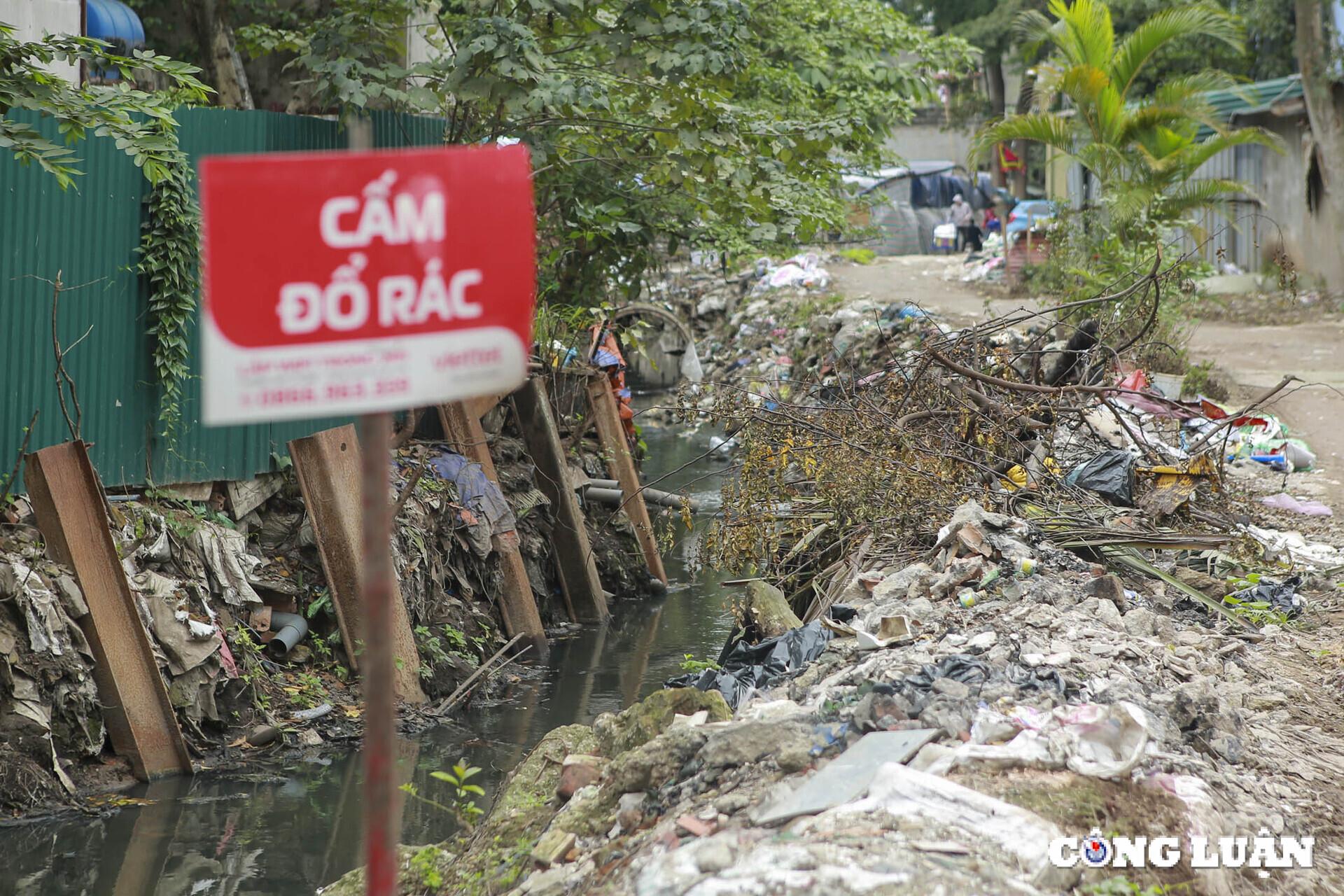 ha noi can canh mat nuoc den kit rac thai troi noi tren muong ke khe hinh 11