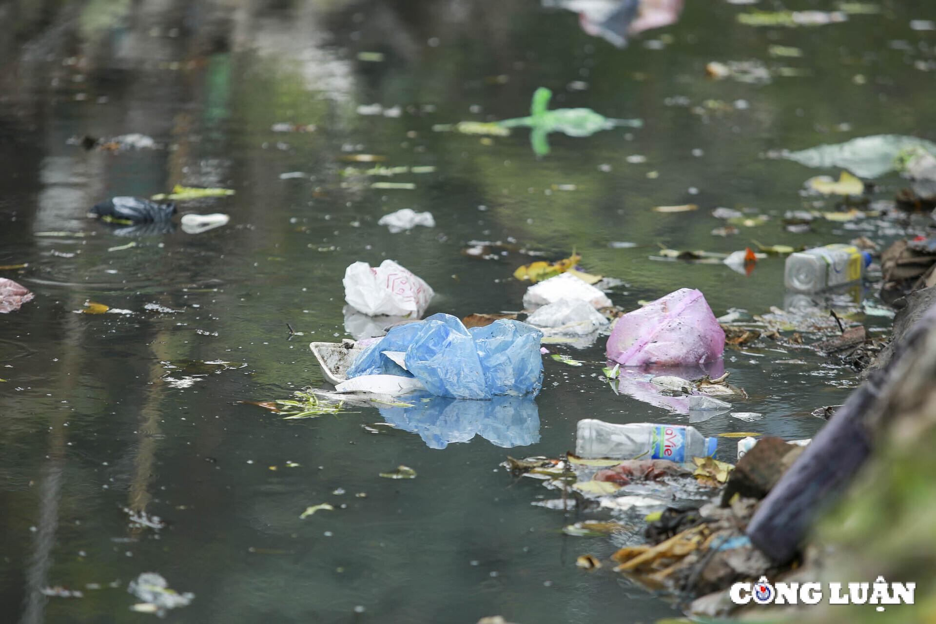 ha noi can canh mat nuoc den kit rac thai troi noi tren muong ke khe hinh 2