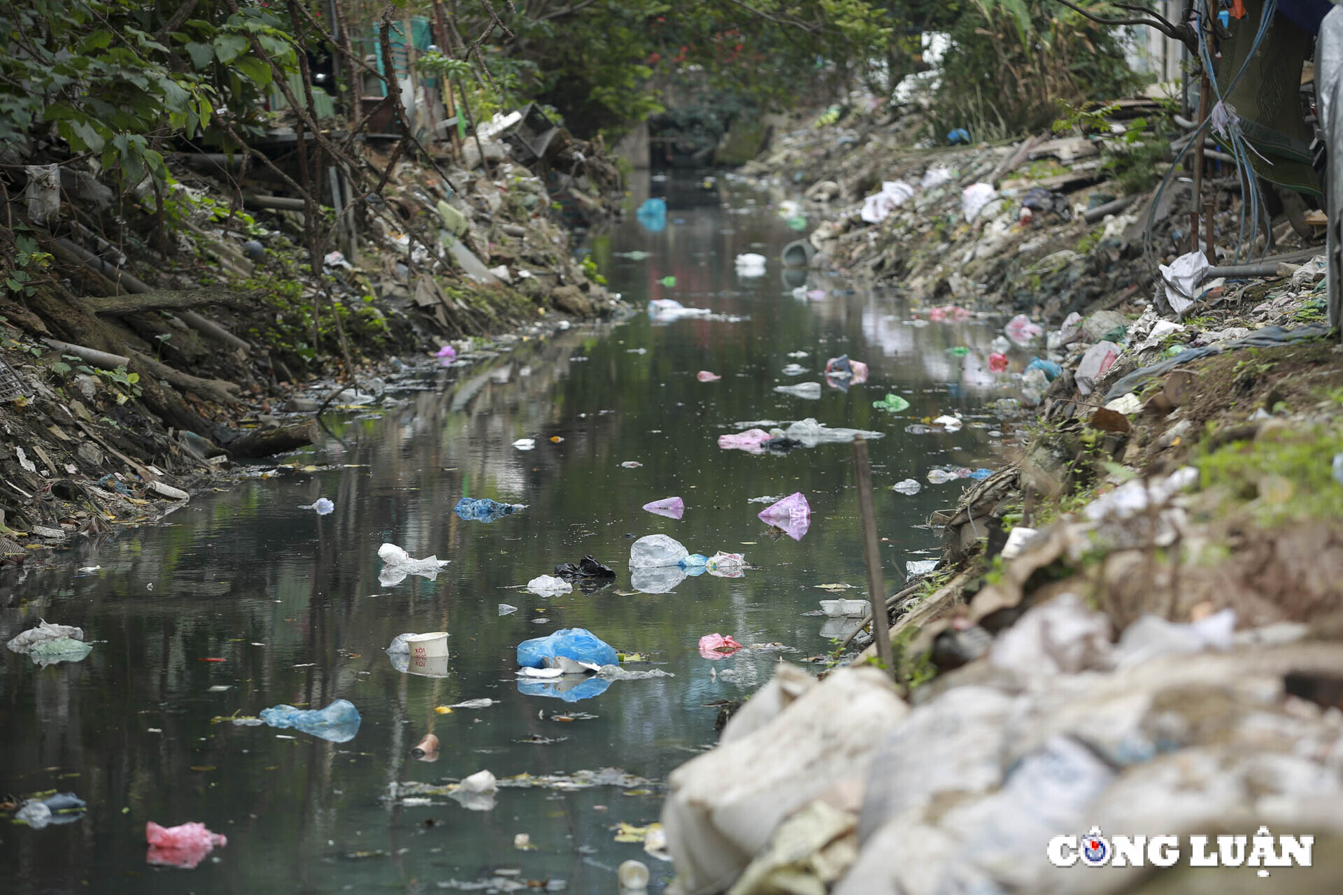 ha noi can canh mat nuoc den kit rac thai troi noi tren muong ke khe hinh 1