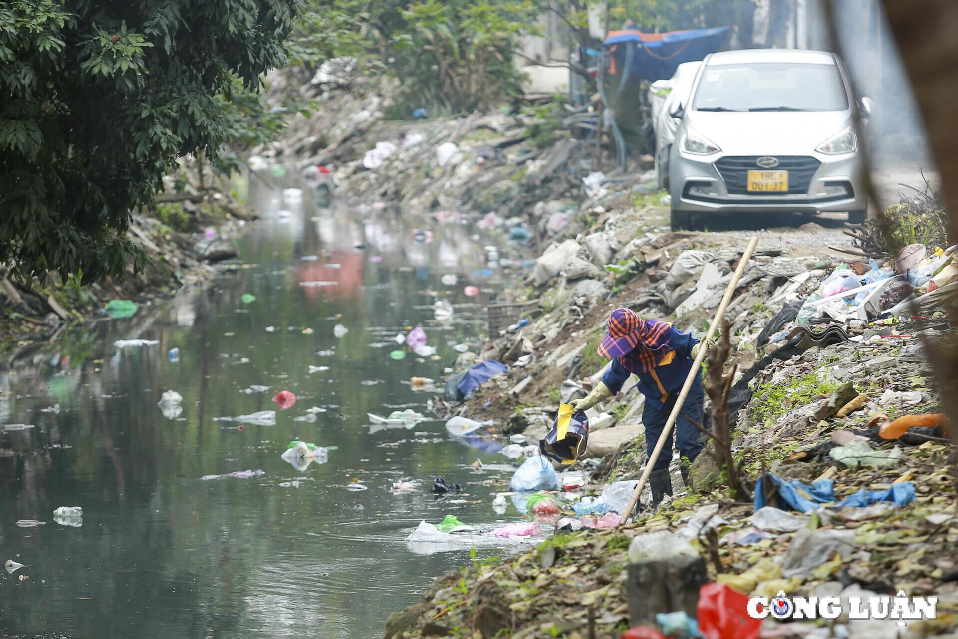 ha noi can canh mat nuoc den kit rac thai troi noi tren muong ke khe hinh 4