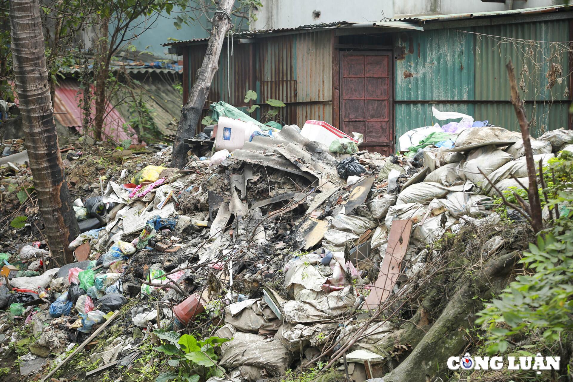 ha noi can canh mat nuoc den kit rac thai troi noi tren muong ke khe hinh 5