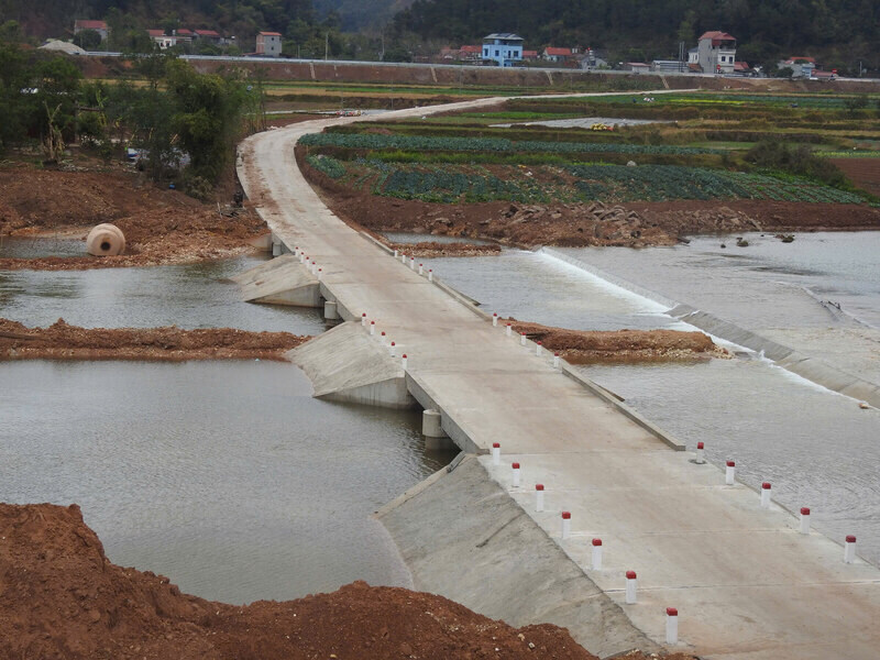 Công trình ngầm Nà Pinh được xây dựng kiên cố đã thay thế các cây cầu tạm bợ trước đây. Ảnh: Tô Công