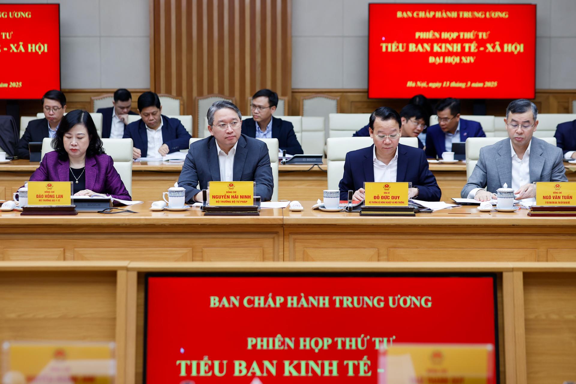 thu tuong pham minh chinh chu tri phien hop thu tu tieu ban kinh te  xa hoi dai hoi xiv cua dang hinh 2