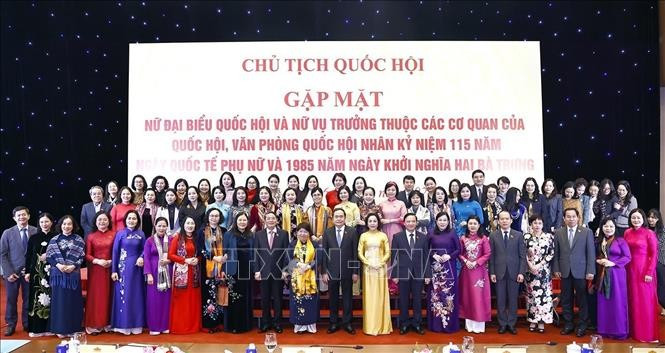 Chủ tịch Quốc hội Trần Thanh Mẫn với đại biểu. (Ảnh: Doãn Tấn/TTXVN)