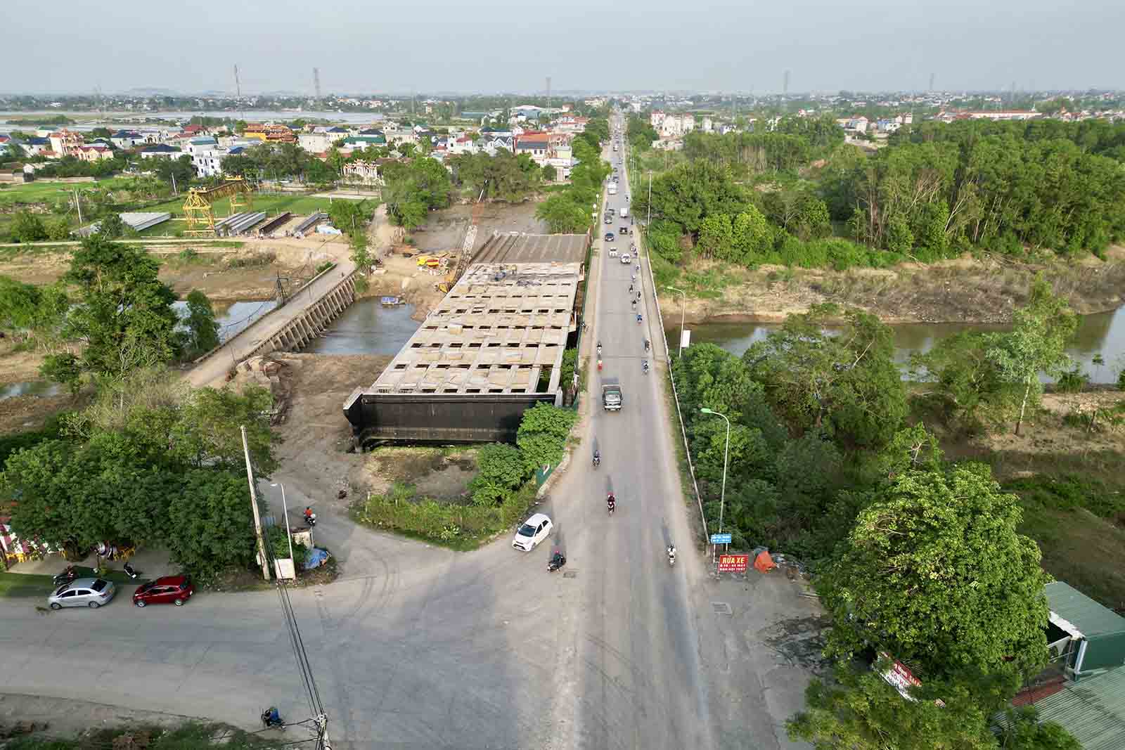 Cầu Tân Trượng trên Quốc lộ 6 đang được triển khai xây dựng. Ảnh: Hữu Chánh