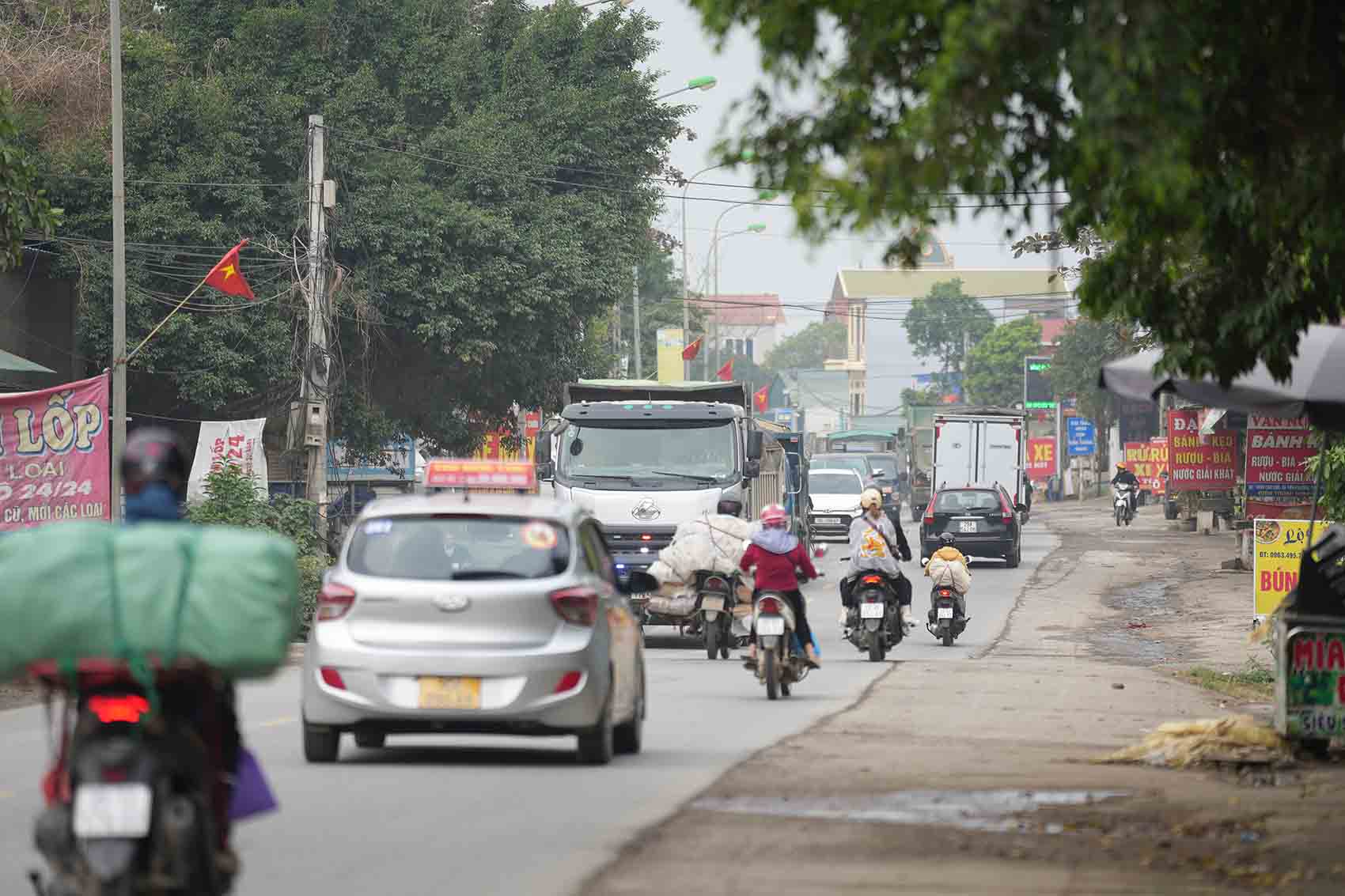 Quốc lộ 6 qua quận Hà Đông và huyện Chương Mỹ có mặt cắt ngang nhỏ hẹp nhưng tiếp nhận lượng phương tiện rất lớn mỗi ngày. Ảnh: Hữu Chánh