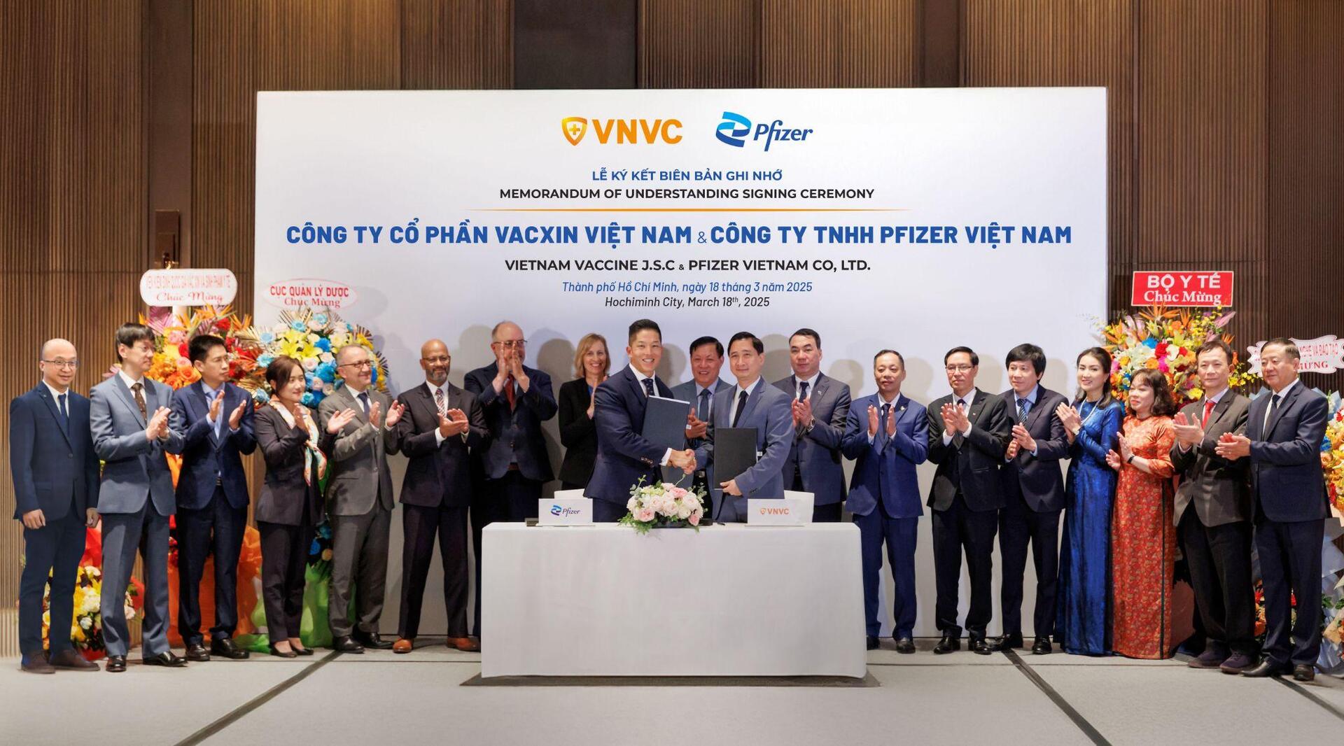 pfizer ky ket hop tac voi vnvc chia se kinh nghiem trong linh vuc san xuat vac xin hinh 1