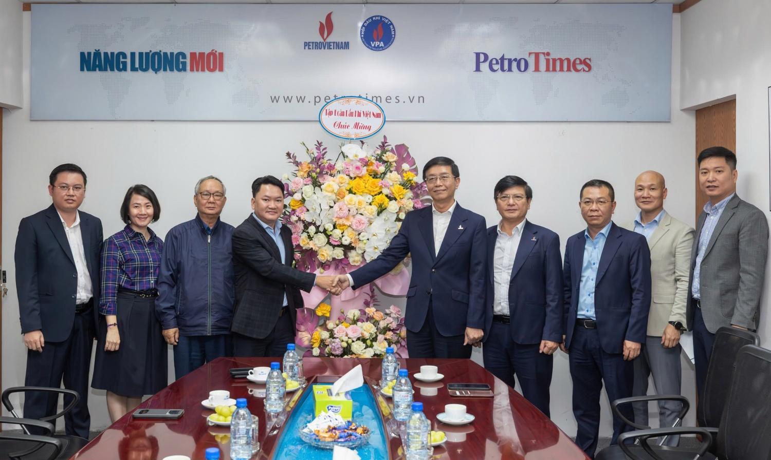 Lãnh đạo Petrovietnam tặng hoa chúc mừng Tạp chí Năng lượng Mới - PetroTimes