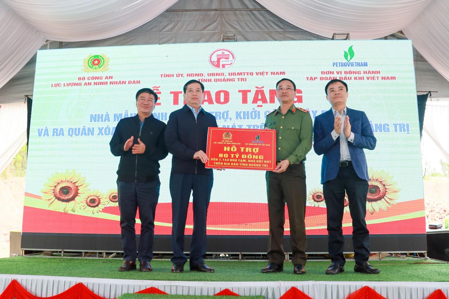 Lãnh đạo Bộ Công an và Petrovietnam trao biển tượng trưng số tiền 80 tỷ đồng cho tỉnh Quảng Trị để xoá 1.143 căn nhà tạm, nhà dột nát trên địa bàn tỉnh.