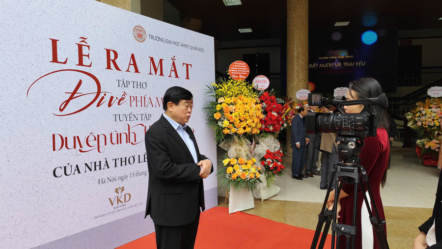 4-pgsts-nha-van-nguyen-the-ky-tra-loi-phong-van-tai-le-ra-mat-tac-pham-moi.jpg
