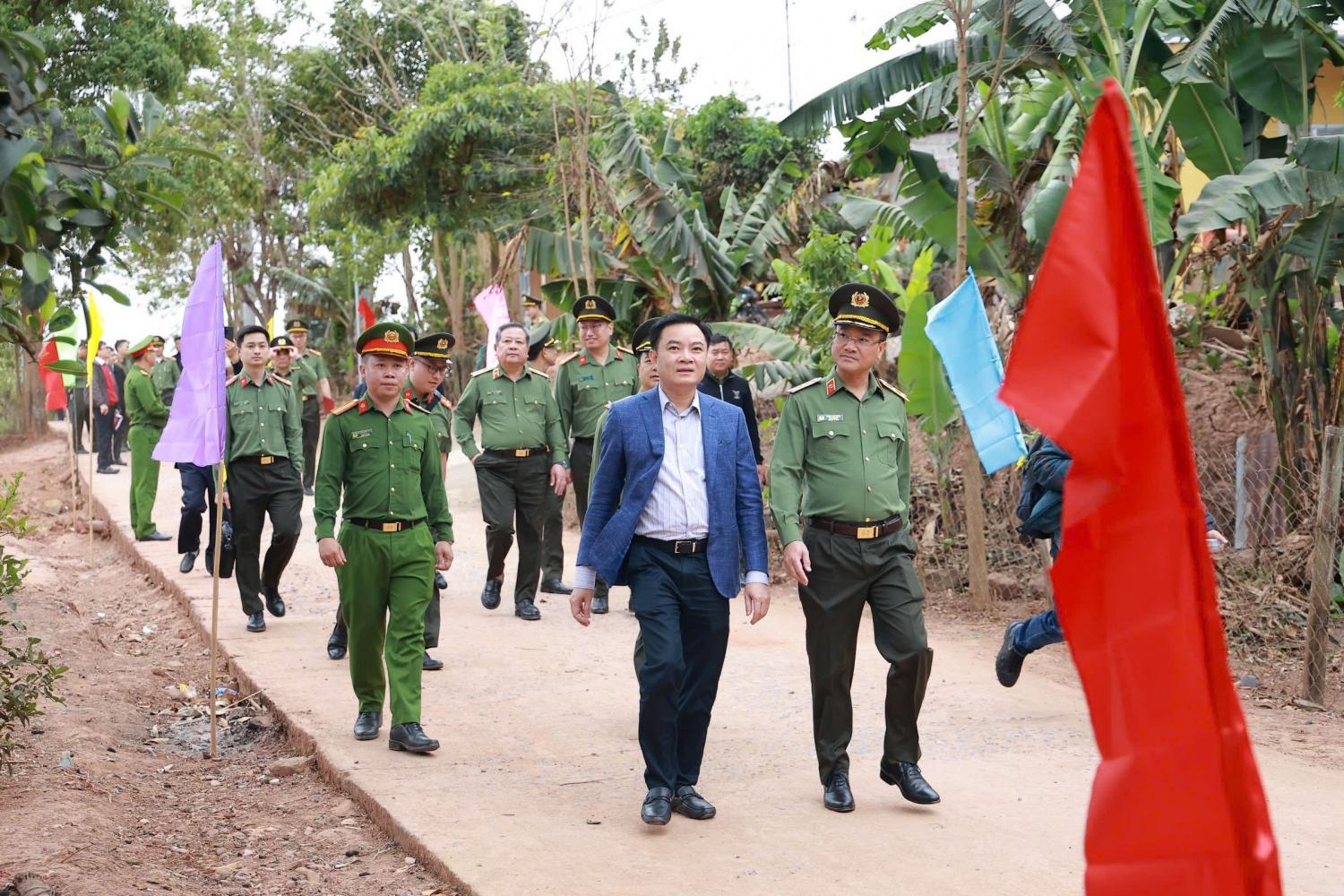 Lãnh đạo Bộ Công an và Tổng Giám đốc Petrovietnam đi thăm hỏi, động viên các hộ gia đình khó khăn tại huyện Hướng Hoá, Quảng Trị.