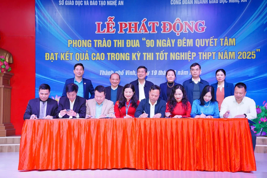 Đại diện các trường THPT tại Nghệ An ký cam kết thực hiện phong trào thi đua “90 ngày đêm quyết tâm đạt kết quả cao trong Kỳ thi tốt nghiệp THPT năm 2025”. Ảnh: Hồ Lài