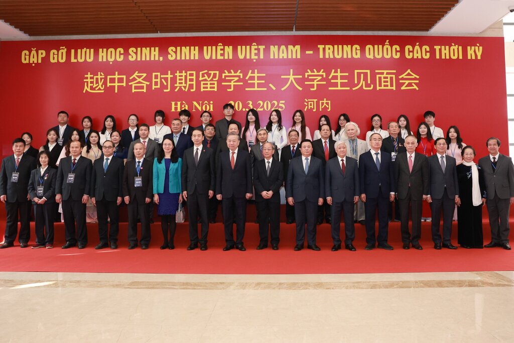 Tổng Bí thư Tô Lâm và các đại biểu tham dự chương trình “Gặp gỡ lưu học sinh, sinh viên Việt Nam - Trung Quốc các thời kỳ” chụp ảnh lưu niệm. Ảnh: Hải Nguyễn