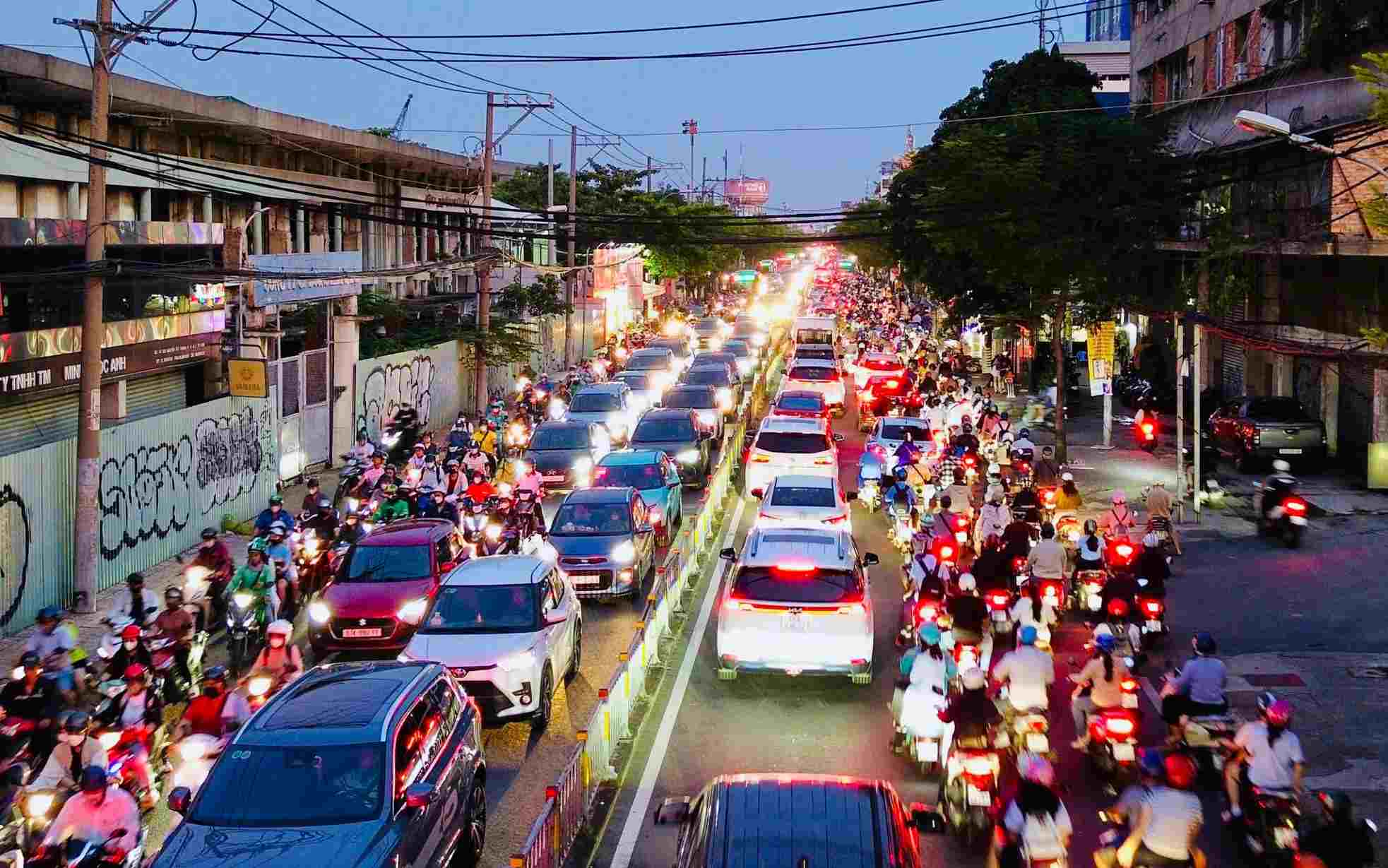 Cầu đường Nguyễn Khoái kỳ vọng giảm kẹt xe cho đường Nguyễn Tất Thành. Ảnh: Minh Quân