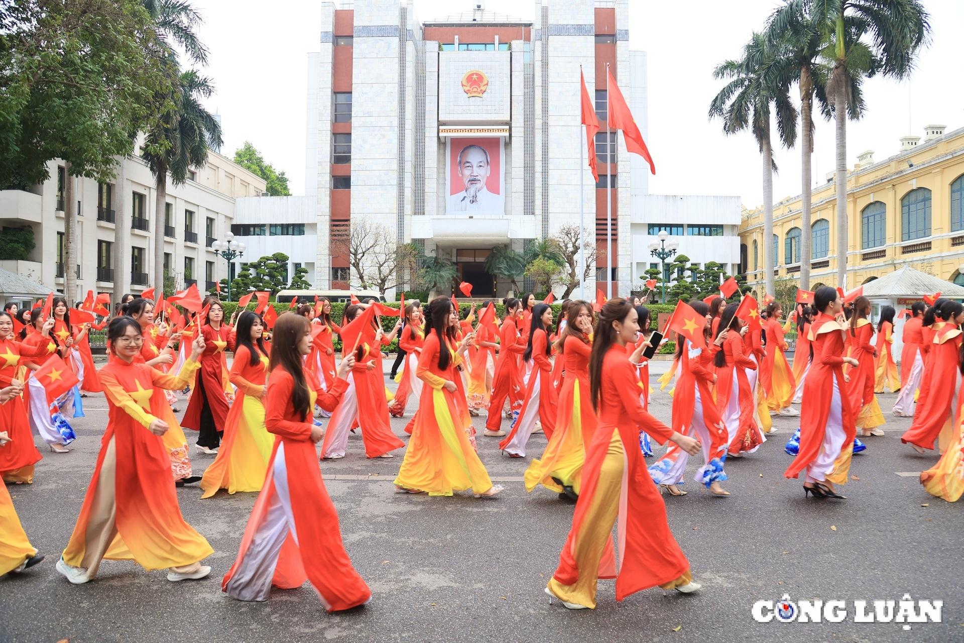 hon 1000 phu nu ha noi dieu hanh ao dai va xep hinh ban do viet nam hinh 6