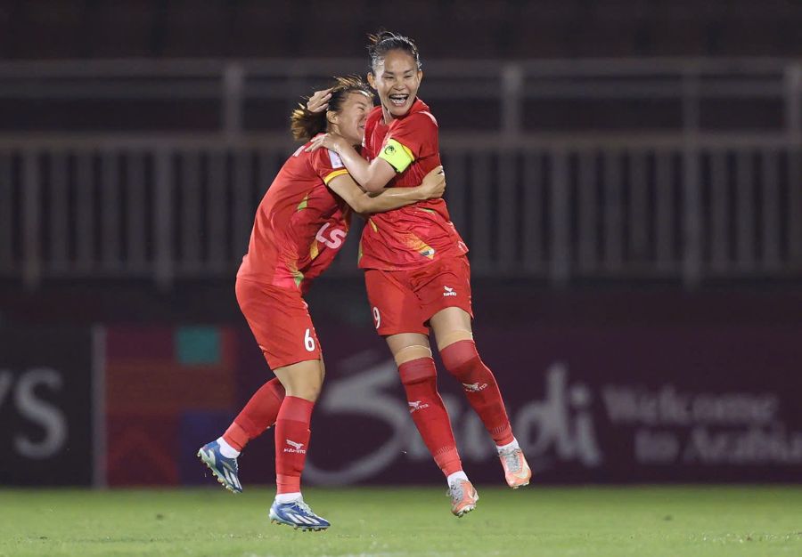 Trung vệ Chương Thị Kiều (phải) tiến hành kiểm tra dopping sau trận thắng của đội nữ TPHCM. Ảnh: Thanh Vũ