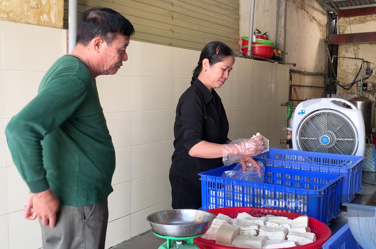 Nhiều người dân ở vùng lân cận tìm đến tận làng Kênh (xã Tây Đô, huyện Hưng Hà, tỉnh Thái Bình) để mua đậu phụ siêu mỏng. Ảnh: Hà Vi