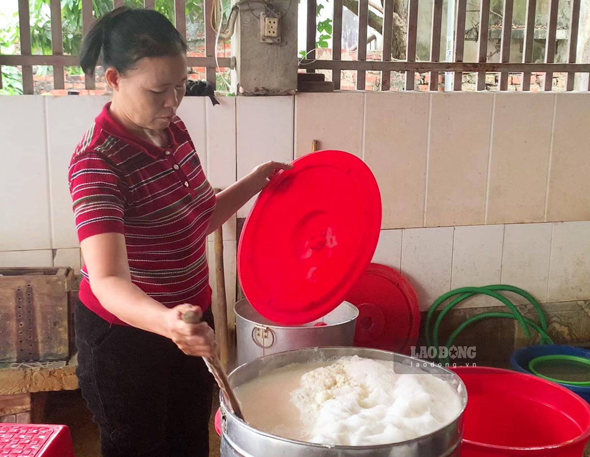 Công đoạn làm ra miếng đậu thành phẩm tốn rất nhiều thời gian. Ảnh: Hà Vi