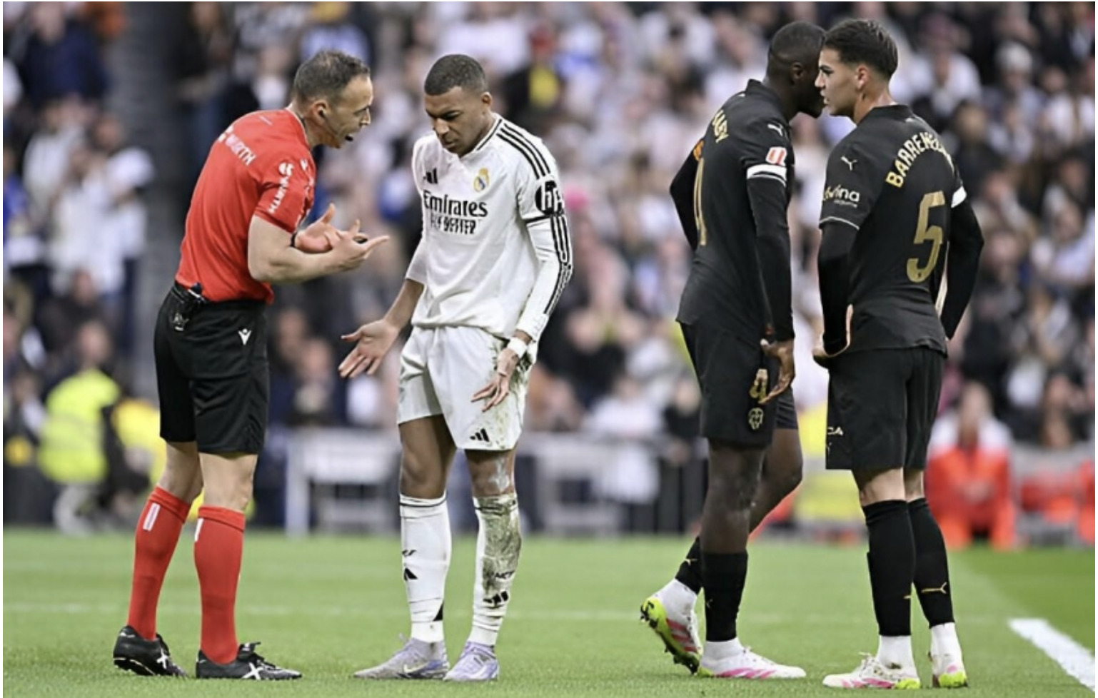 vinicius da hong penalty real madrid thua dang tiec truoc valencia tren san nha hinh 1