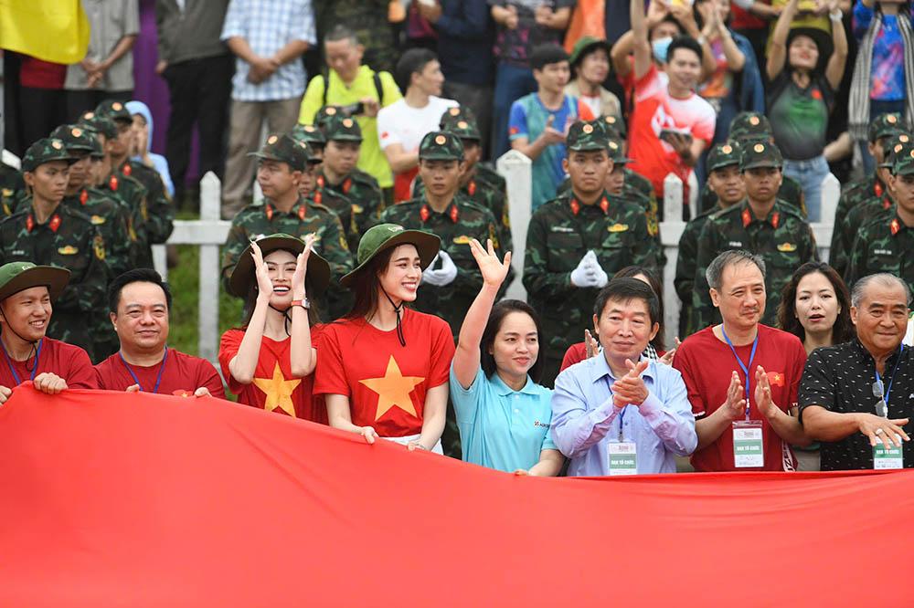 Hoa hậu Đỗ Thị Hà bày tỏ xúc động, tự hào khi ngắm nhìn lá cờ Tổ quốc tung bay tại Đôi bờ Hiền Lương - Bến Hải.