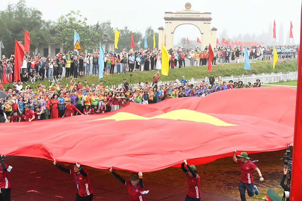 Khoảnh khắc đẹp khi lá cờ Tổ quốc tung bay tại đôi bờ Hiền Lương - Bến Hải.