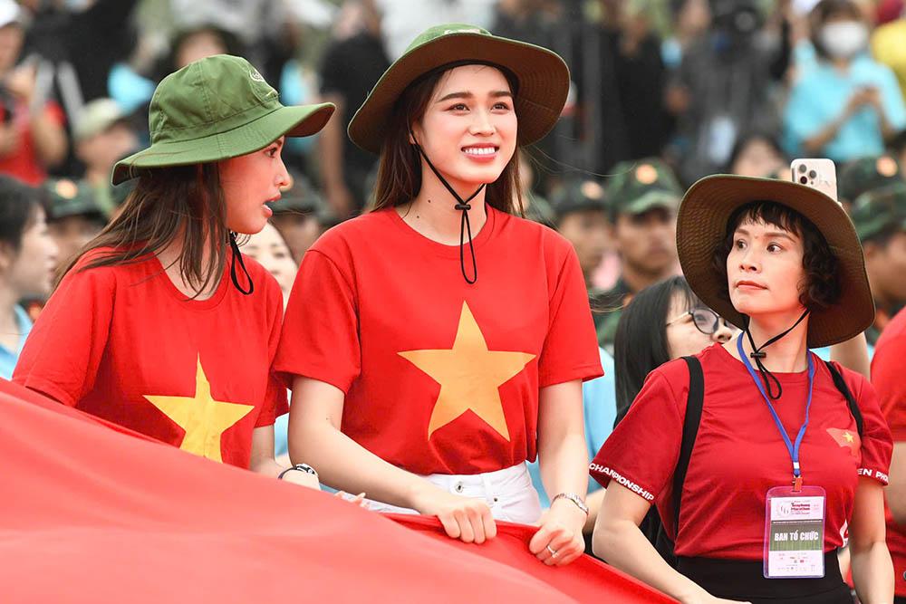 Đỗ Thị Hà rạng rỡ khi góp mặt ở sự kiện đặc biệt.