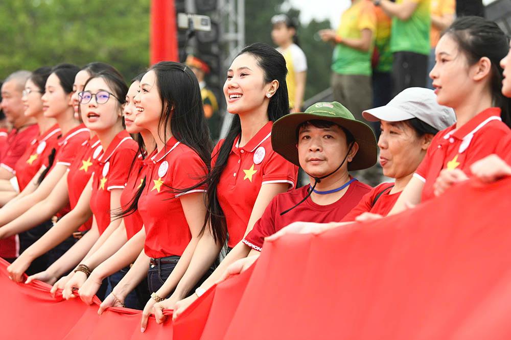 Để thể hiện sự tự hào dân tộc, lòng biết ơn sâu sắc đến bao thế hệ đi trước, thể hiện ý chí, tinh thần và sự tin tưởng vào tương lai hùng cường của Tổ quốc, Ban tổ chức và các vận động viên cùng nhau trải lá Tổ quốc rộng 250m2 với ý nghĩa kết nối sức mạnh đoàn kết dân tộc mãi trường tồn.