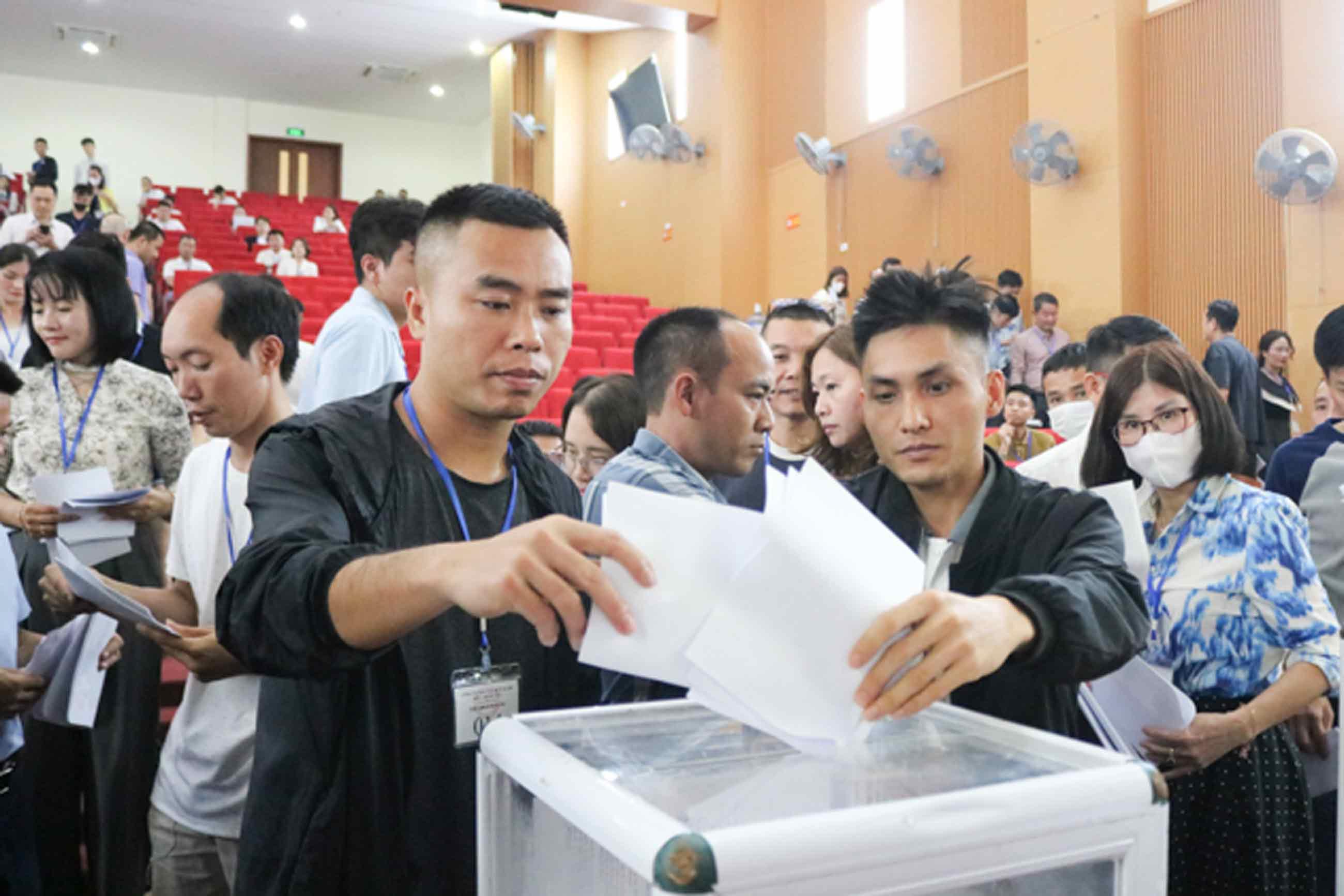 Khách hàng bỏ phiếu đấu giá. Ảnh: UBND huyện Quốc Oai