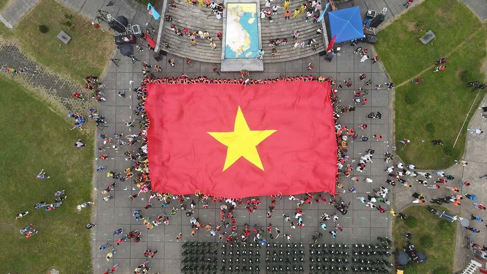 Tiền Phong Marathon năm nay thu hút hơn 7.000 vận động viên chuyên nghiệp và phong trào sẽ thi đấu ở các cự ly 21,1km; 42,195km nam/nữ hệ chuyên nghiệp và hệ phong trào; 10km nam chuyên nghiệp, nam trẻ, nam, nữ phong trào; 5km nữ chuyên nghiệp, nữ trẻ và nam, nữ phong trào.