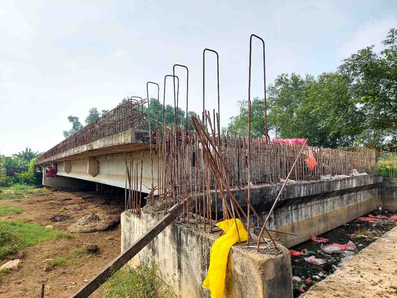 Đoạn Vành đai 2 dừng thi công 5 năm, sắt thép đã hoen gỉ. Ảnh: Minh Quân