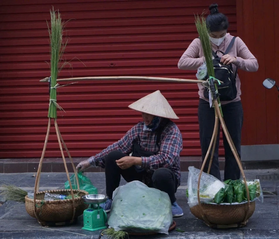 Gánh hàng rong cùng những tiếng rao đã ăn sâu vào đời sống con người Việt. Ảnh: Hoài Ninh.