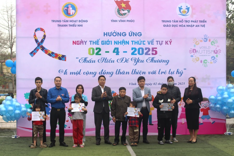 Ban tổ chức trao quà cho trẻ tự kỷ có hoàn cảnh khó khăn.