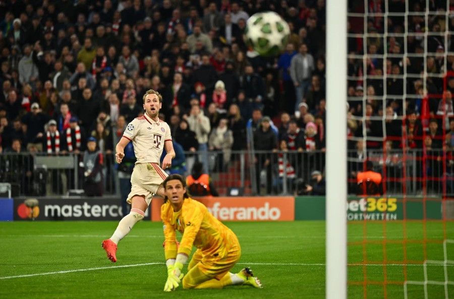 Harry Kane bở lỡ cơ hội ngon ăn của Bayern Munich. kane.jpg