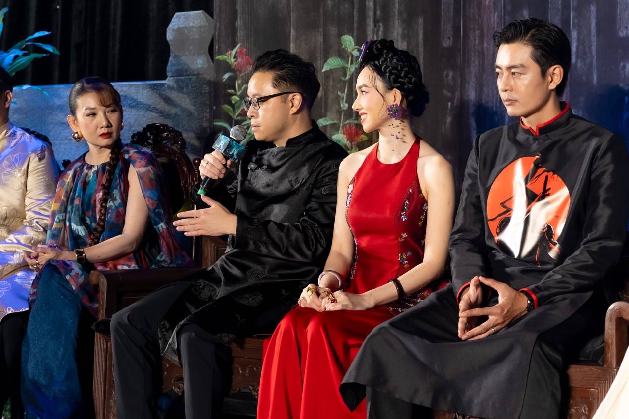 Victor Vũ và ê-kíp phim. Ảnh: Nhà phát hành.