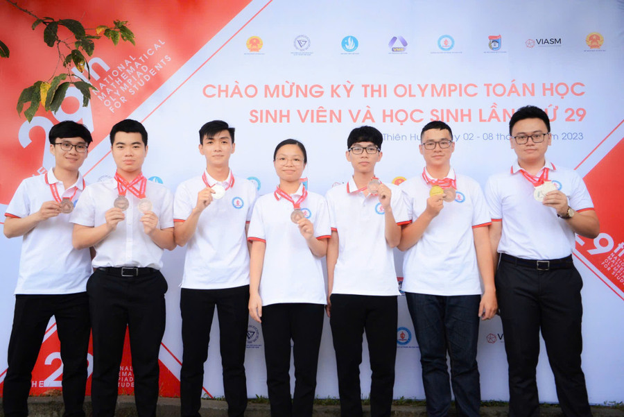 Nguyễn Duy Phước (ngoài cùng bên phải) đạt 2 huy chương tại kỳ thi Olympic Toán học sinh viên và học sinh toàn quốc năm 2023. z6492960626298-3054c400f504c9da65028ce12a7a167d.jpg