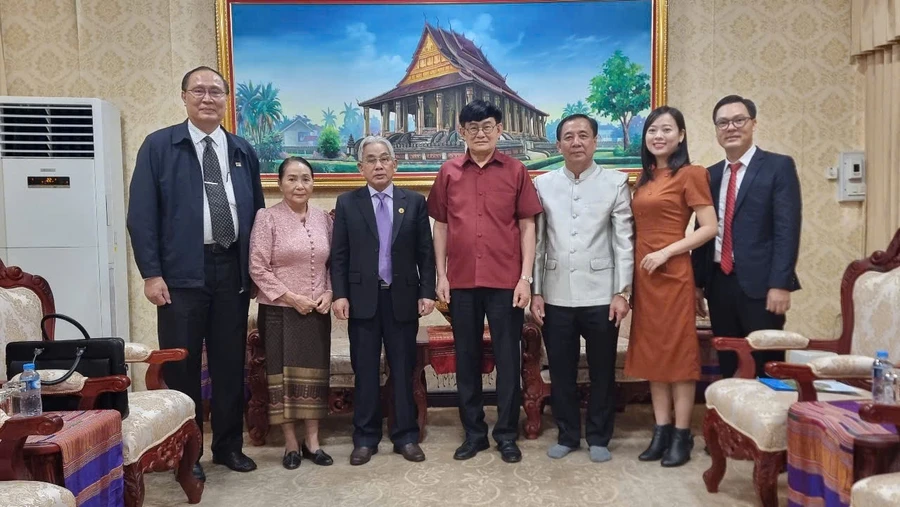 Đại biểu chụp ảnh lưu niệm tại buổi thăm và chúc Tết Bunpimay tại Bộ Giáo dục và Thể thao Lào.