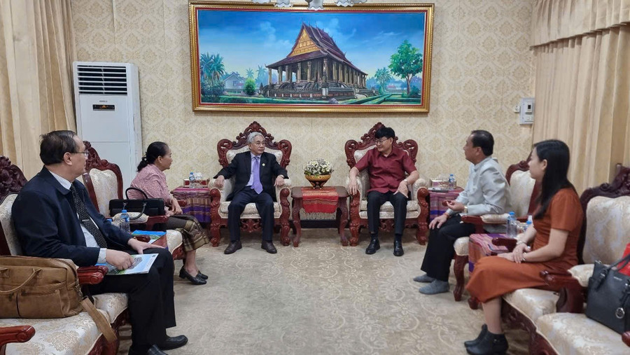 1-truong-dh-cuu-long-tham-va-chuc-tet-bunpimay-tai-bo-giao-duc-va-the-thao-lao.jpg