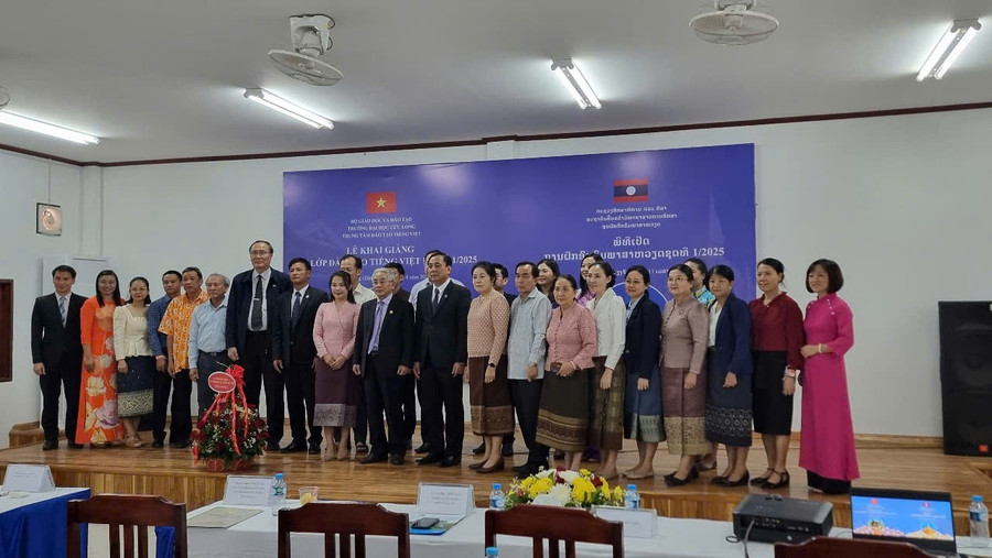 4-dai-bieu-chup-anh-luu-niem-tai-buoi-khai-giang-lop-dao-tao-tieng-viet-tai-thu-do-vieng-chan-lao.jpg